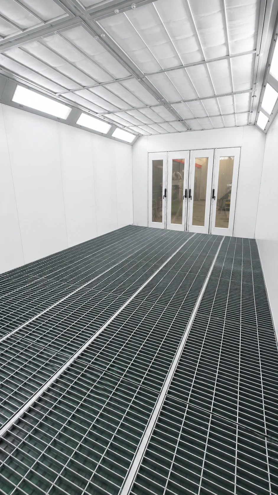 Schone moderne spuitcabine van Platina Schadeherstel in Zoetermeer