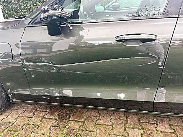 Diepe deuk en kras in het voorportier van een Volvo V60