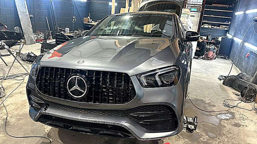 Werkplaats van Platina Schadeherstel met een Mercedes GLE in behandeling