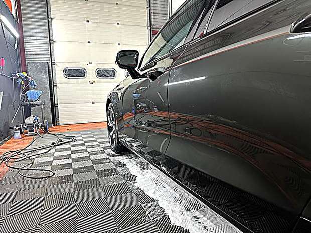 Zijkant van de Volvo V60 na uitdeuken en spuiten
