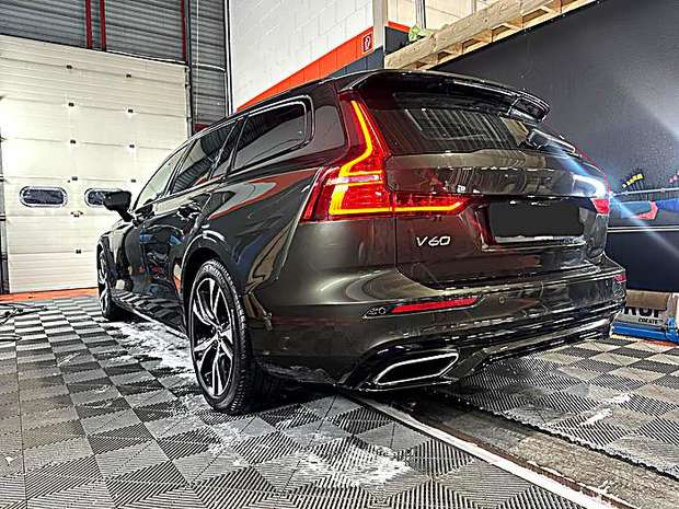 Dezelfde Volvo V60 na schadeherstel en spuitwerk
